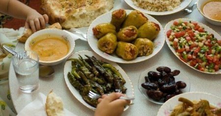 Oruc tutanların diqqətinə! – Bu qidalardan uzaq durun!