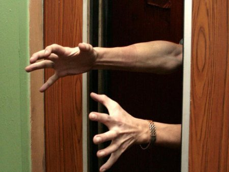 Liftdə köməksiz qalan yeniyetmə xilas edildi