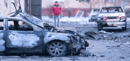 Müharibə dəhşəti: Yanına mərmi düşən qoca yoluna davam etdi