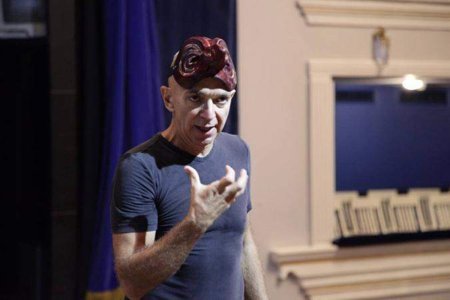 Məşhur rejissor insult keçirdi