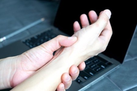 Əlinizlə bu hərəkəti edin: Artrit olub-olmadığını 1 dəqiqəyə öyrənin