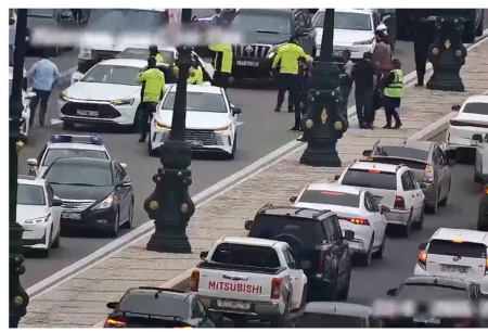 Yol polisi xəsarət alan piyadanı xilas etdi