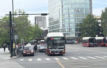 Bakıda avtobusla minik maşını toqquşdu