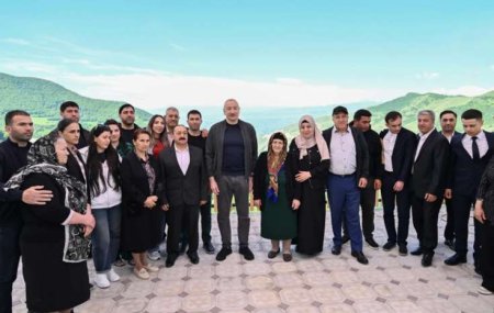 Prezident kəndə qayıdan sakinlərlə görüşdü - FOTO