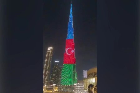 Bürc Xəlifə Azərbaycan bayrağının rəngləri ilə işıqlandırıldı Bürc Xəlifə Azərbaycan bayrağının rəngləri ilə işıqlandırıldı