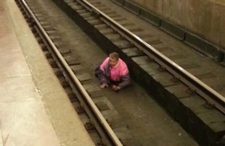 Qatar yoluna yıxılan sərnişin metroya kompensasiya ödəyəcək