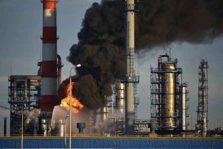 Ukrayna Rusiyanın neft emalı zavodlarının 30 faizindən çoxunu sıradan çıxarıb