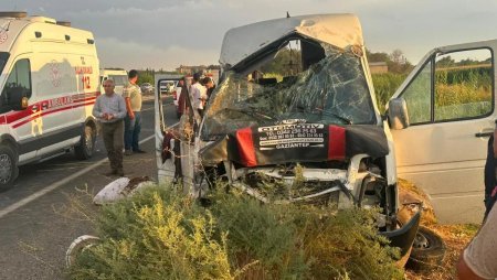 Türkiyədə mikroavtobus aşdı - Çox sayda yaralı var