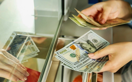 Dünya İranda dollar yenə bahalaşdı Dünya İranda dollar yenə bahalaşdı