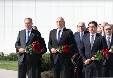 Dövlət və hökumət rəsmiləri Zəfər parkında olublar Dövlət və hökumət rəsmiləri Zəfər parkında olublar