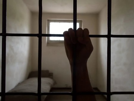 Həbsxanalar doldu: 700 məhbus vaxtından əvvəl azad edildi