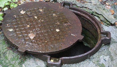 Bakıda məmurun xanımı lyuka düşüb xəsarət aldı